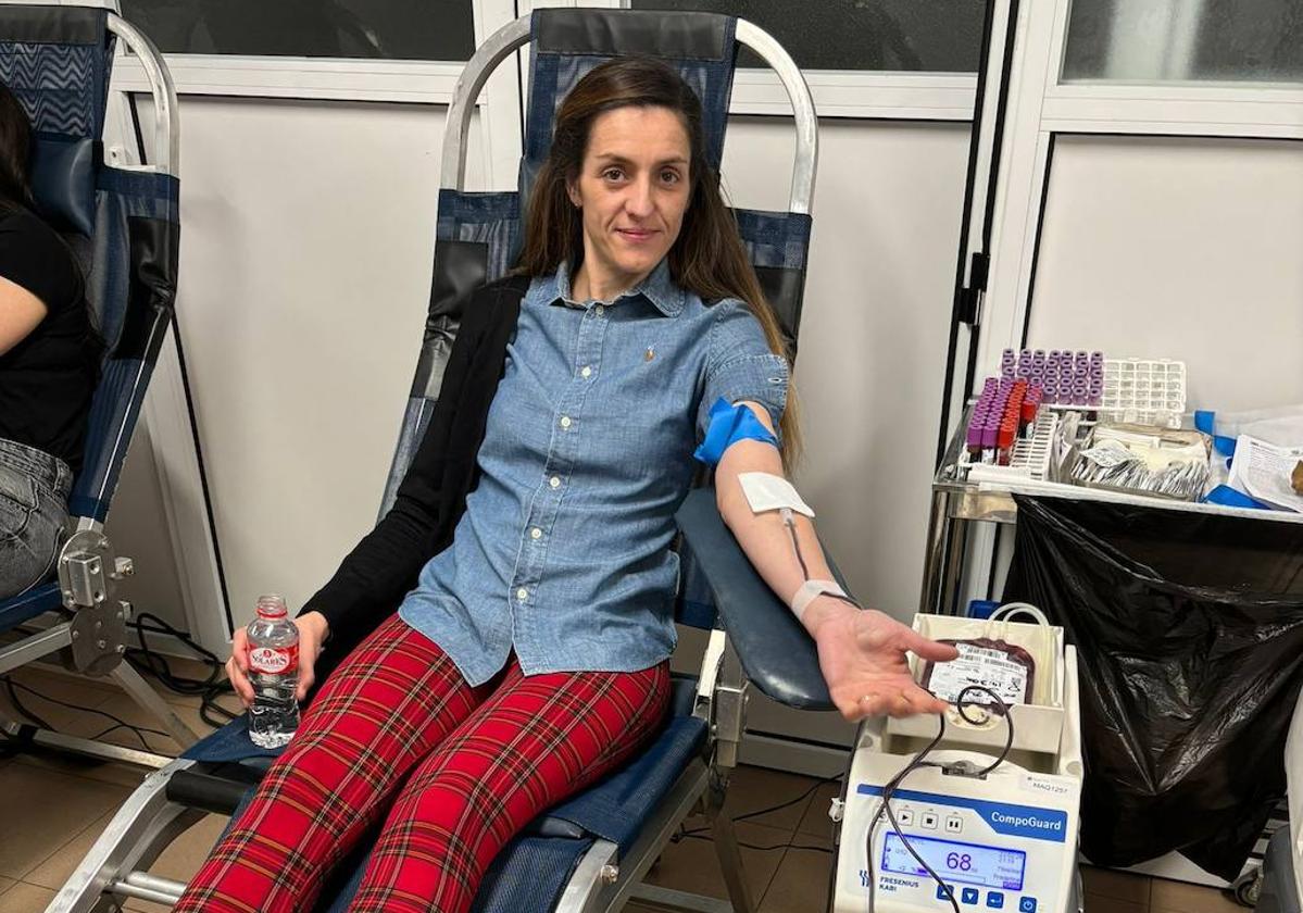 Cristina Bernardos realiza una donación de sangre, esta semana.