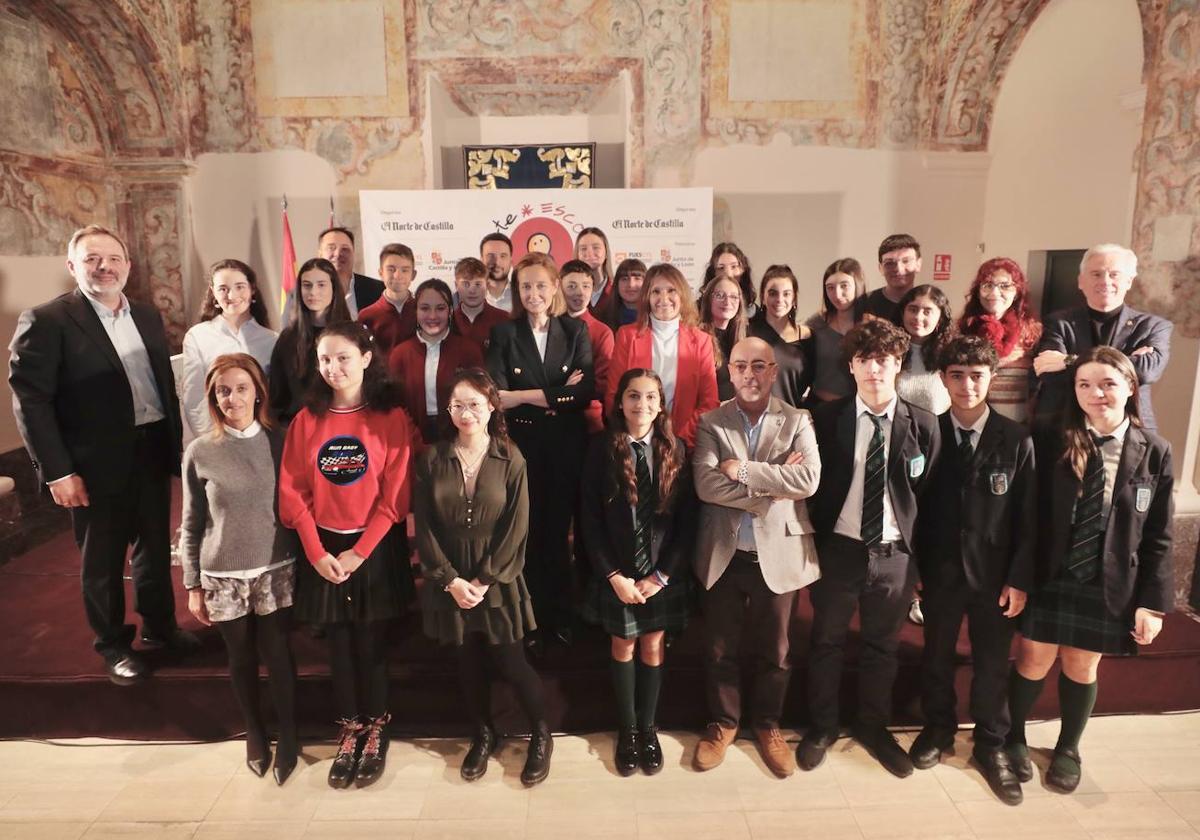 Foto de familia de premiados y patrocinadores.