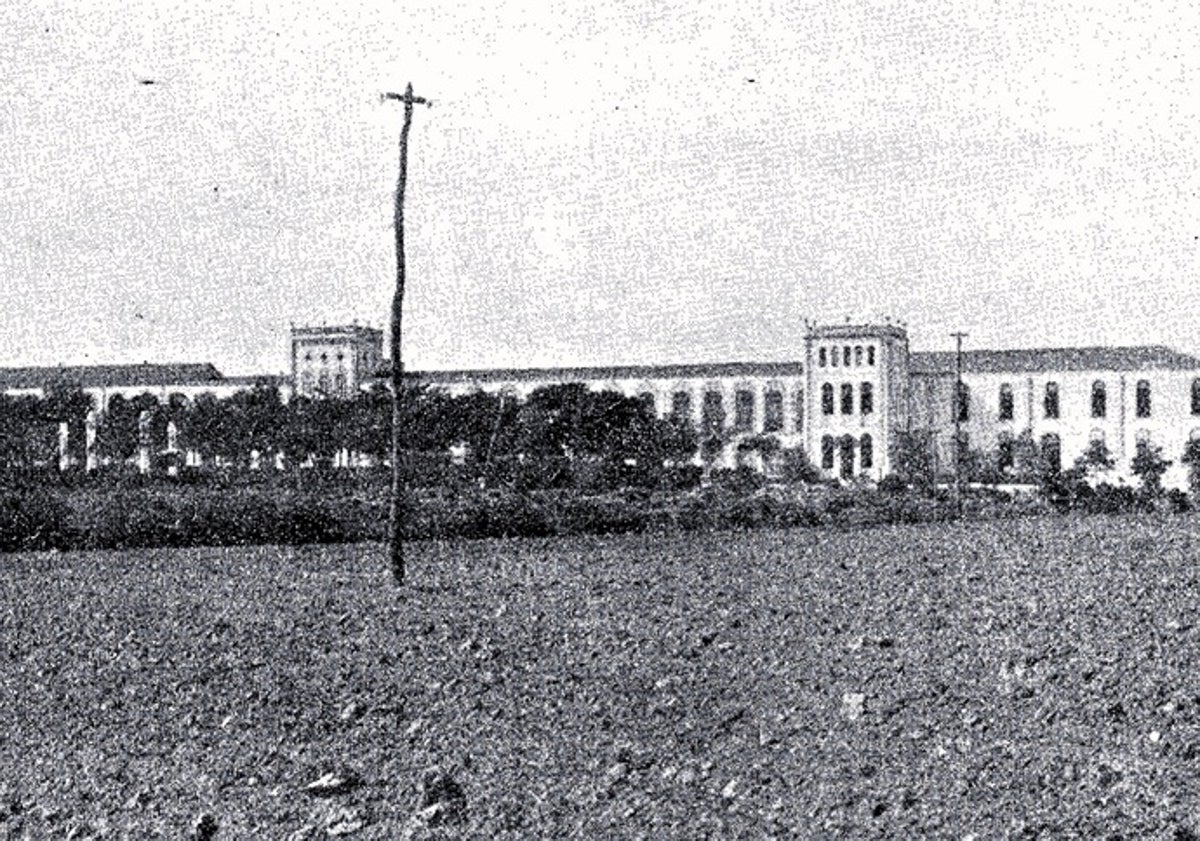 Imagen principal - Arriba, hospital psiquiátrico del doctor Esquerdo, en Carabanchel Bajo, donde fue recluido Vega Armentero. Abajo, enfrentamiento entre republicanos y las tropas de Pavía en Valladolid, en 1874, donde se conocieron Remigio y Cecilia, y portada de la famosa autobiografía del vallisoletano.