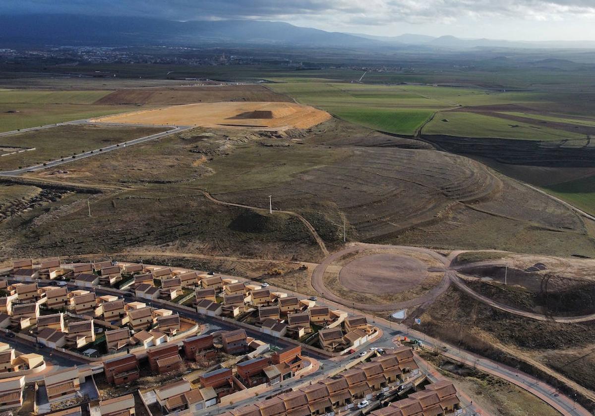 Terreno próximo al casco urbano de Bernuy de Porreros donde se desarrolla el polígono Los Hitales.