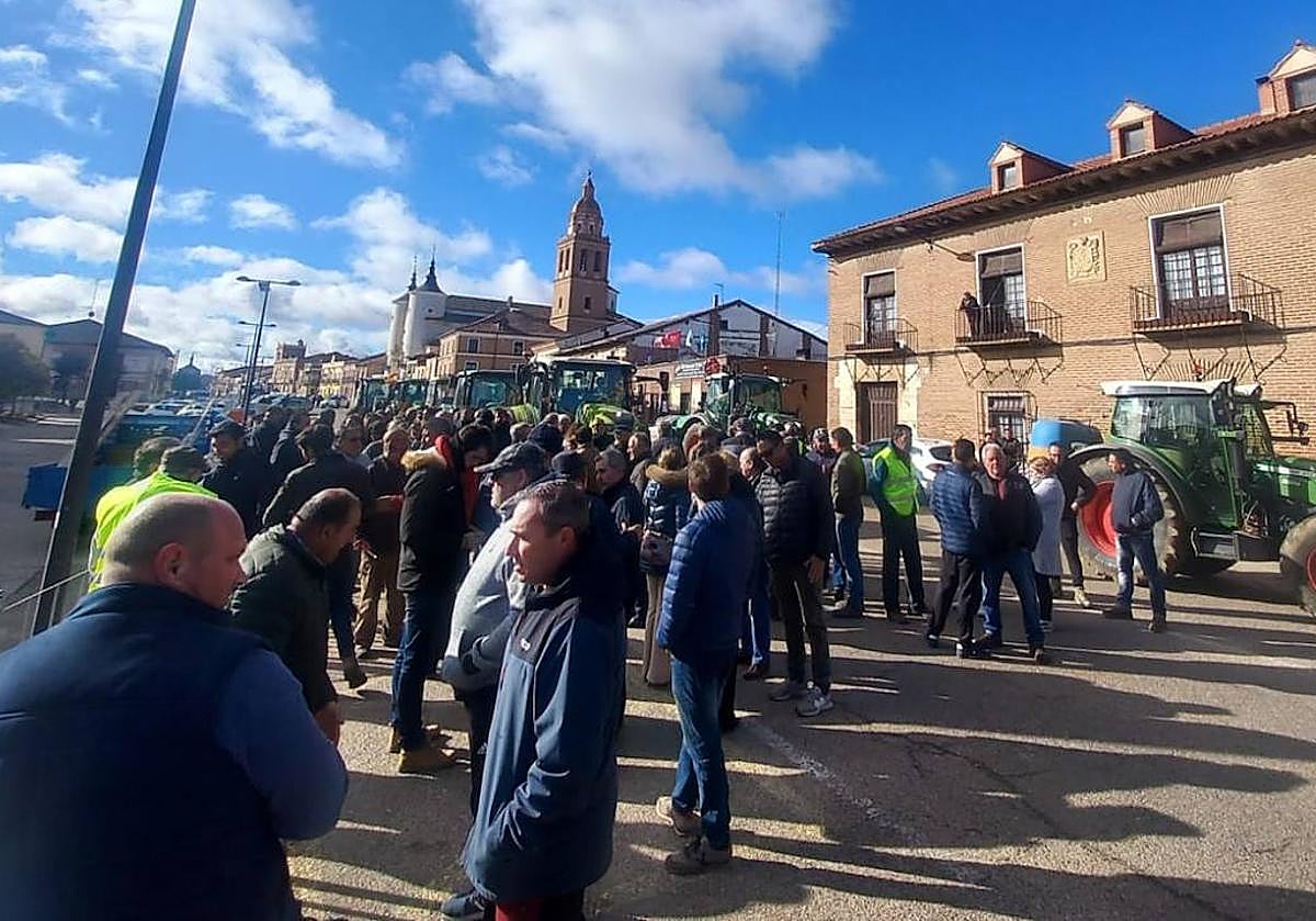 Un centenar de viticultores se han concentrado este viernes por la mañana en Rueda.