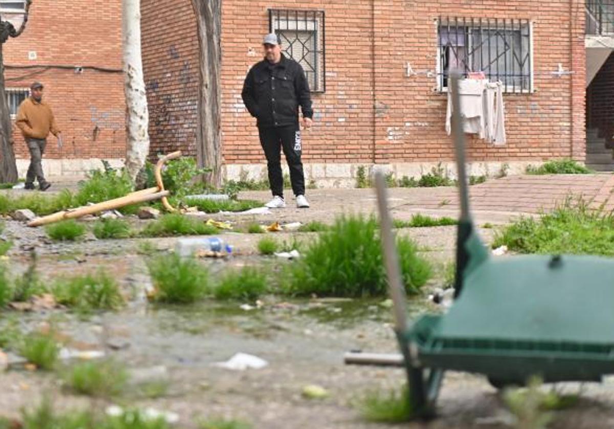 Agua estancada y suciedad en la plaza del Esla, en Las Viudas.