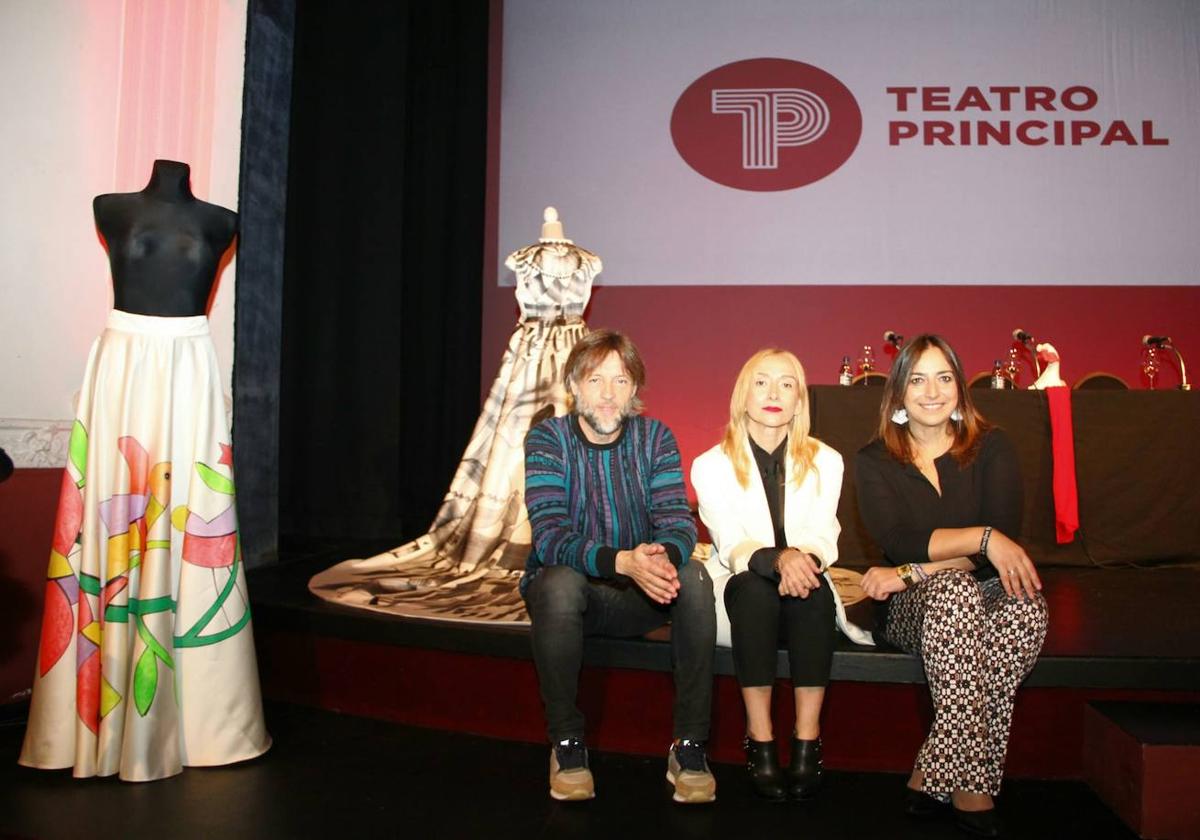 La alcaldesa, Miriam Andrés, a la derecha, con el concejal y la bailarina y directora del festival, Lola Eiffel.