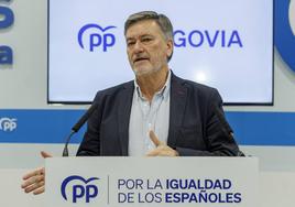El secretario autonómico del PP de Castilla y León , Francisco Vázquez, interviene en la sede del partido en Segovia.