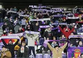 Bufandas al viento con el himno del Real Valladolid.