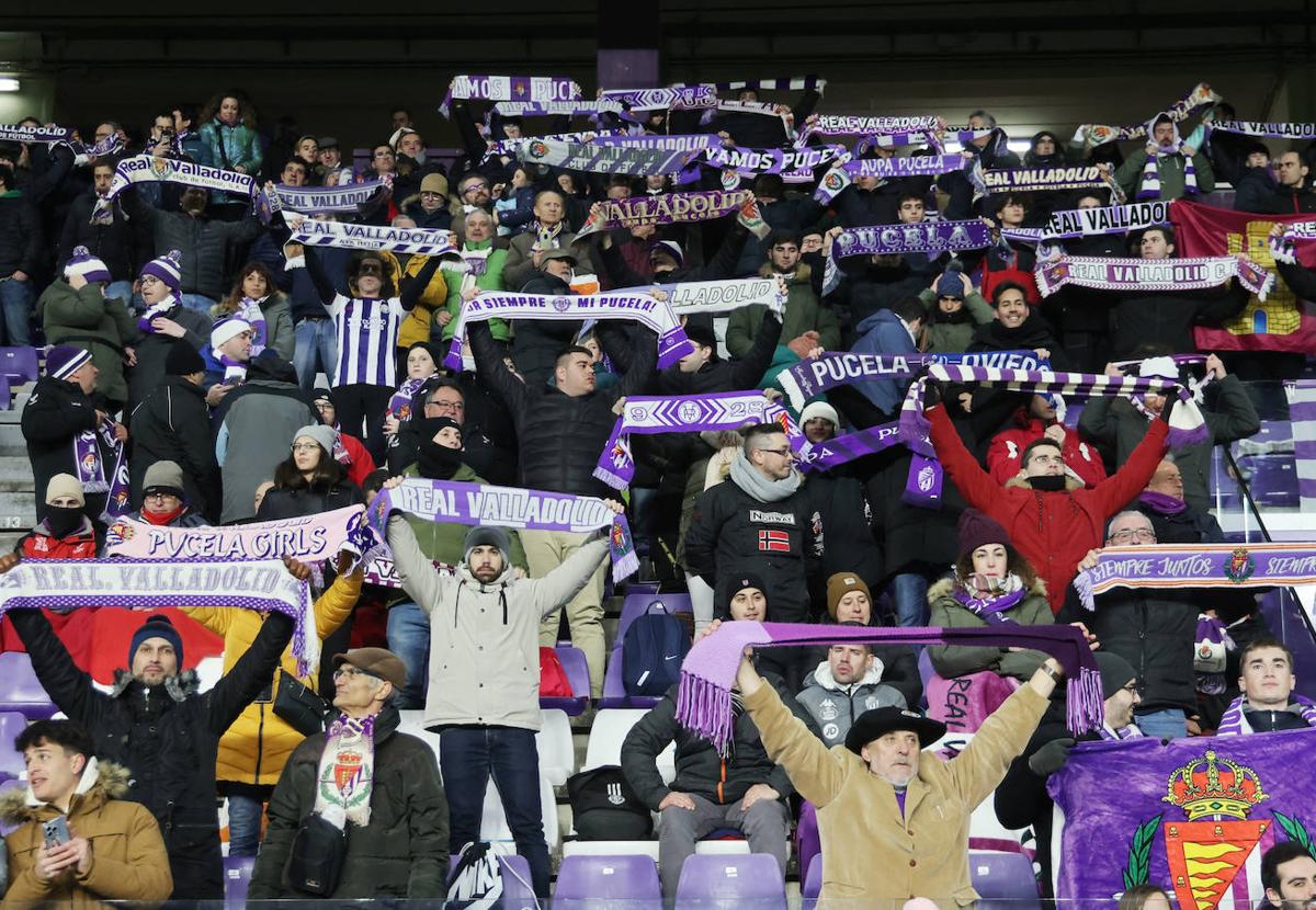 Bufandas al viento con el himno del Real Valladolid.