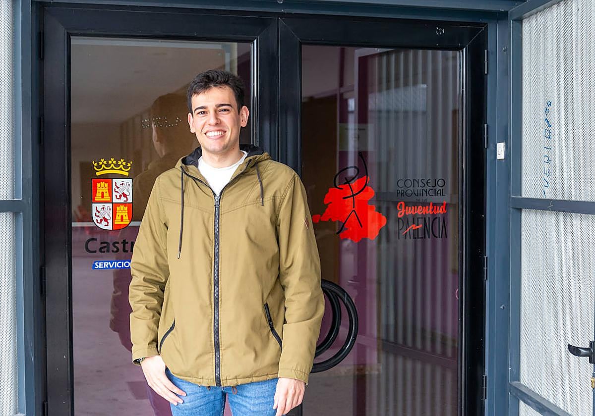 El nuevo presidente, Diego García, en la puerta de la sede del Consejo de la Juventud, en la Estación de Autobuses.
