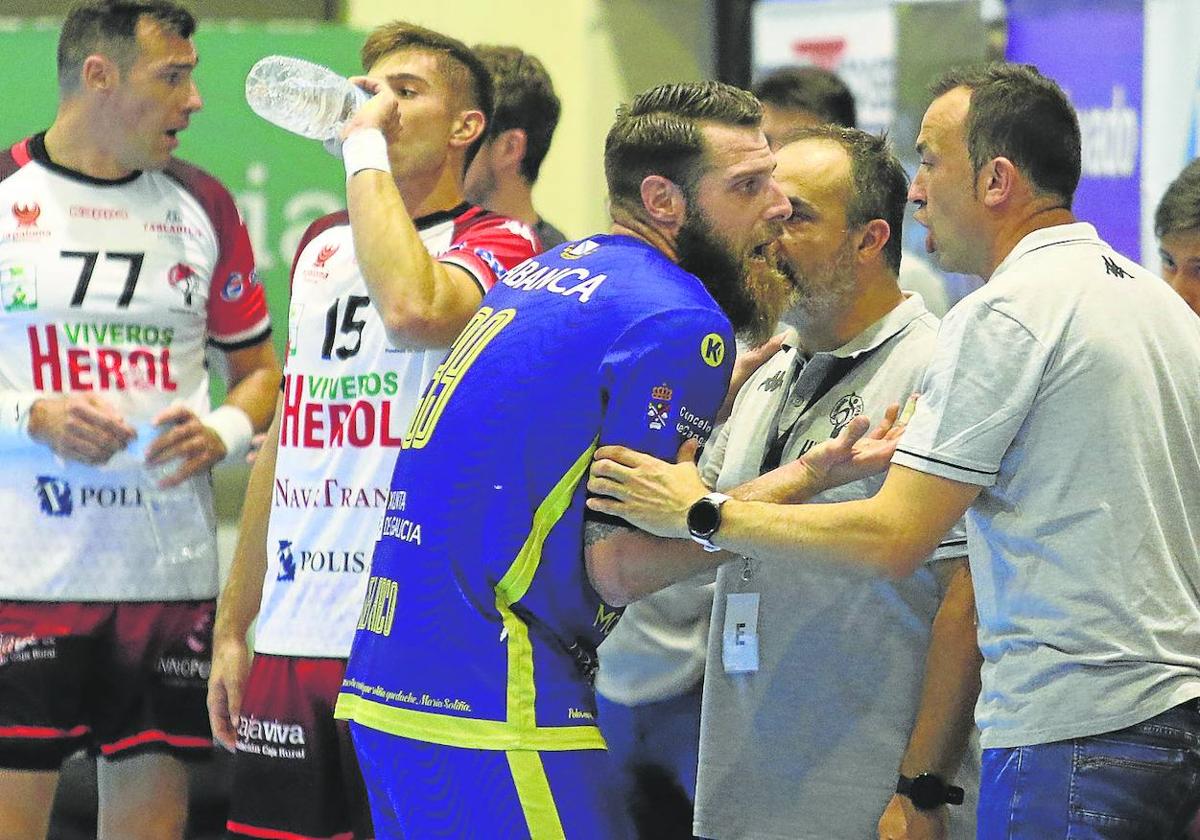 Partido de la primera vuelta entre el BM Nava y el Cangas.