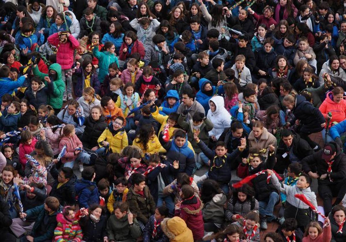 Reunión de scouts en la Plaza Mayor de Valladolid, este sábado.