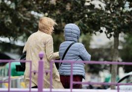 Dos mujeres se protegen del viento, en una imagen de archivo.