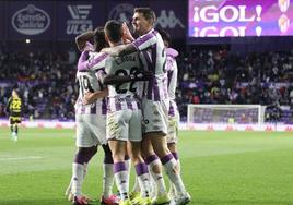 Los jugadores del Real Valladolid celebran uno de los tres goles endosados al Real Oviedo el pasado viernes en Zorrilla.