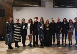 Foto de familia de los premiados y participantes, en la clausura del festival de danza.