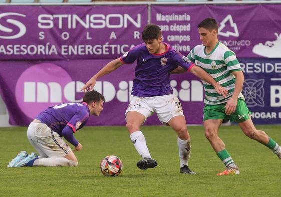 Adrián Calvo, en una acción del partido entre el Palencia CF y la Virgen del Camino.