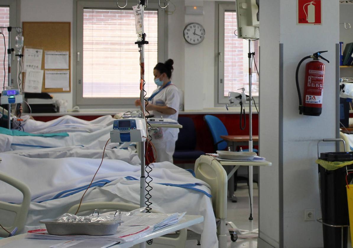 Una enfermera atiende a pacientes en el servicio de diálisis del Hospital General de Segovia.