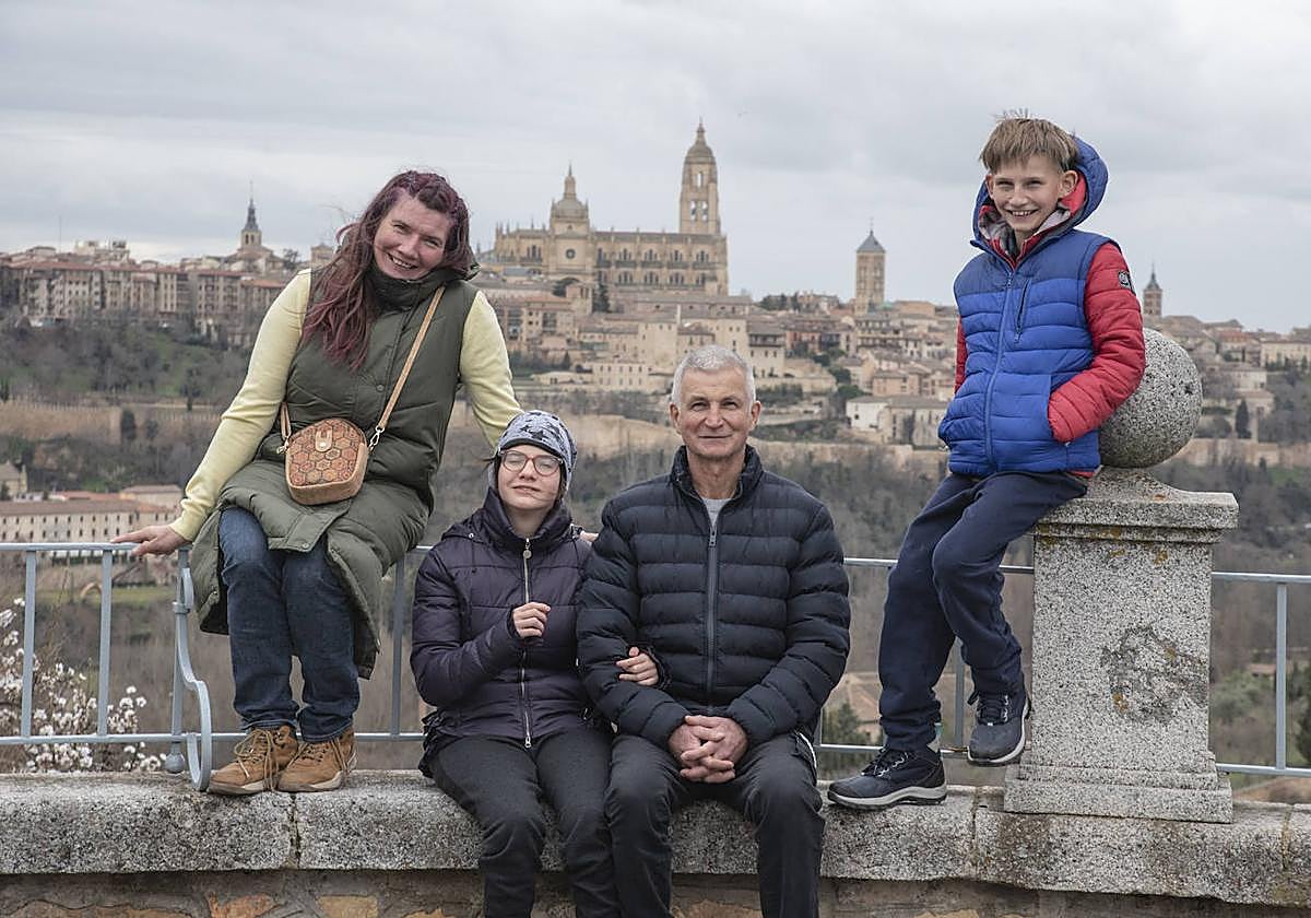 El matrimonio formado por Yana (izq.) y Ryslan, con sus hijos Vera y Zajar.