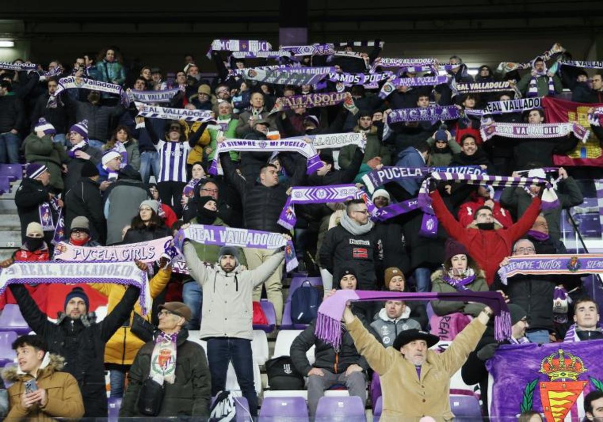 Aficionados del Real Valladolid animan al equipo durante el último partido en Zorrilla ante el Real Oviedo.