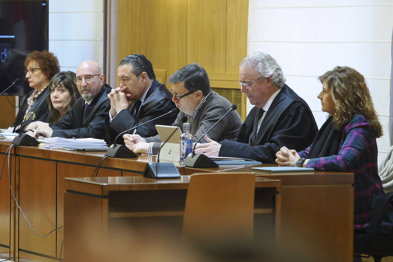 A la derecha, los exviceconsejeros de la Junta de Castilla y León Rafael Delgado y Begoña Hernández, con sus letrados.