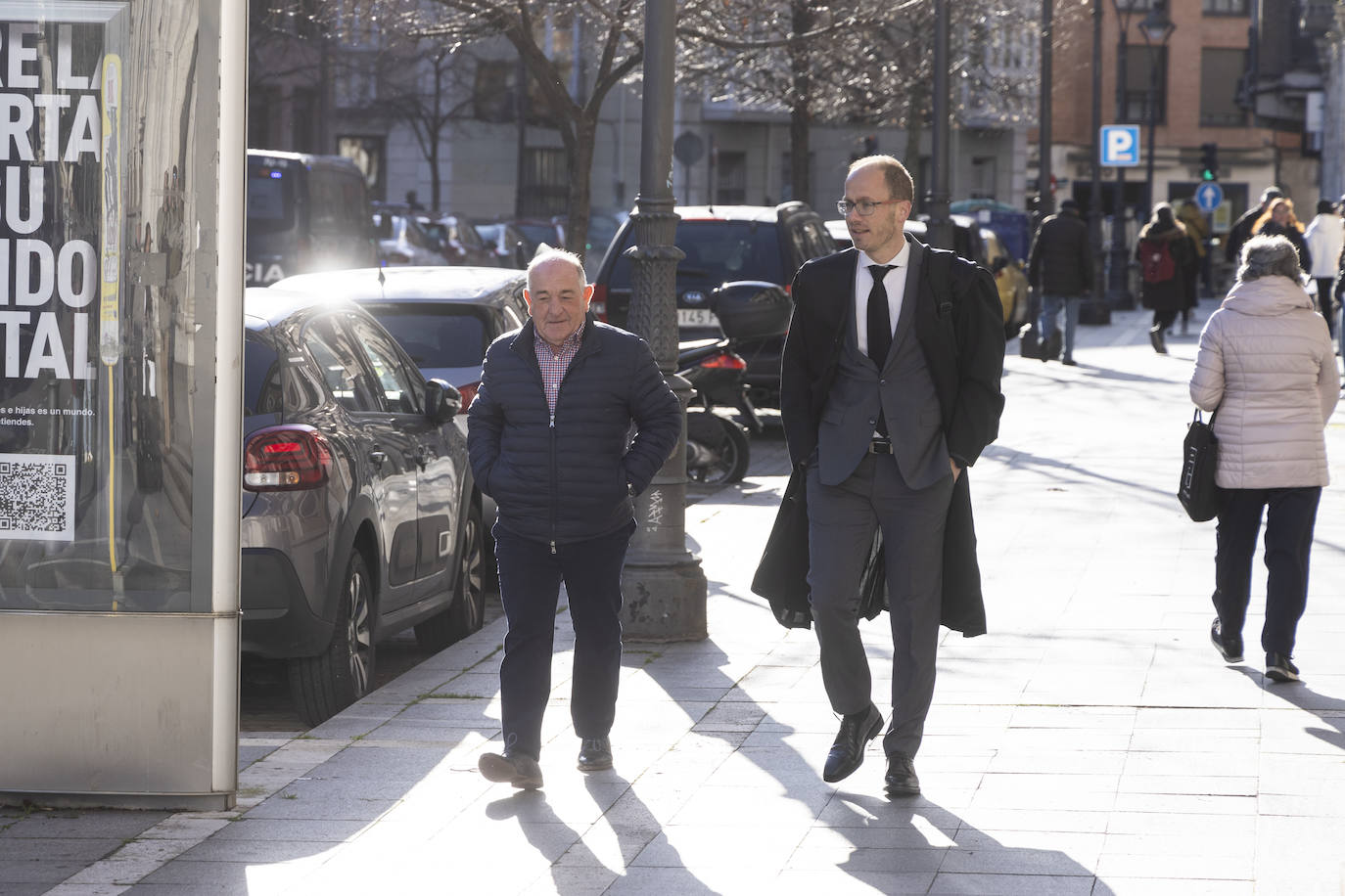 Luis Antonio Recio llega a la Audiencia de Valladolid acompañado por su letrado.