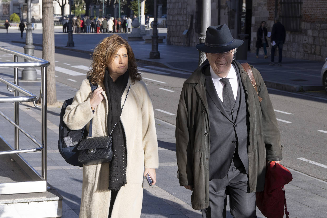 La exviceconsejera de Economía de la Junta de Castilla y León, Begoña Hernández, llega a la Audiencia de Valladolid junto a su abogado.