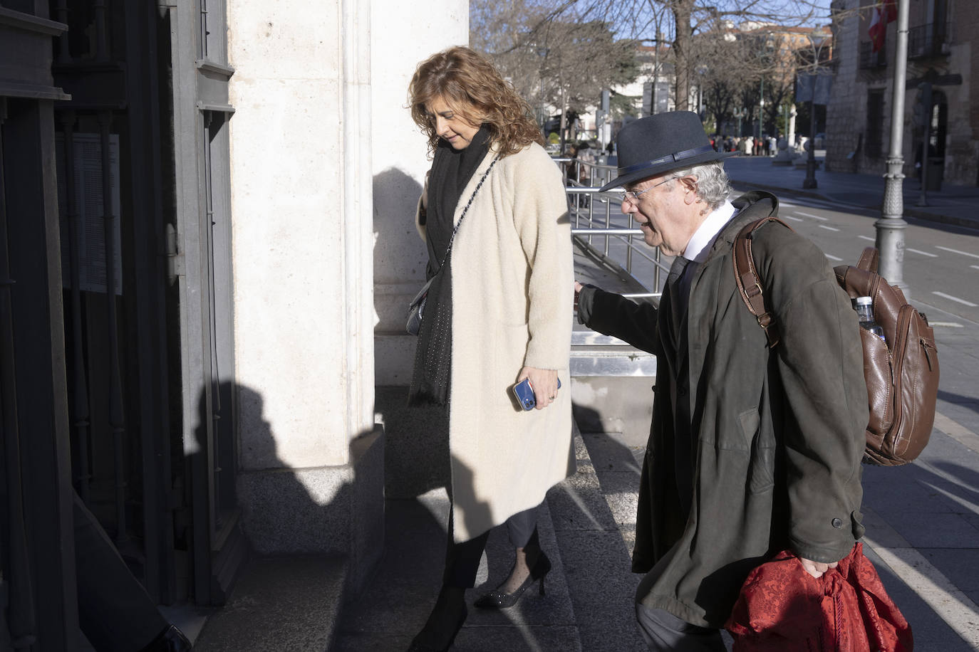 La exviceconsejera de Economía de la Junta de Castilla y León, Begoña Hernández, llega a la Audiencia de Valladolid junto a su abogado.