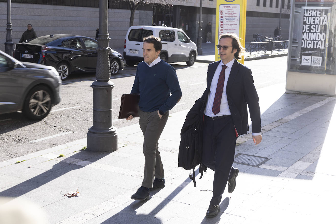 Francisco Armero, exdirector financiero de Gesturcal, (izquierda) llega a la primera sesión del juicio.