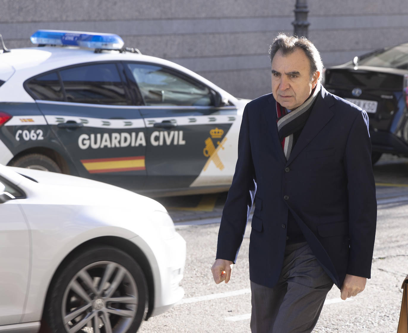 Francisco Esgueva, directivo de Cementos La Bureba y ParqueEmpresarial Portillo y hermano de Alberto Esgueva, procesado también y que estuvo al frente de la empresa pública Excal, accede a la sede de la Audiencia de Valladolid.