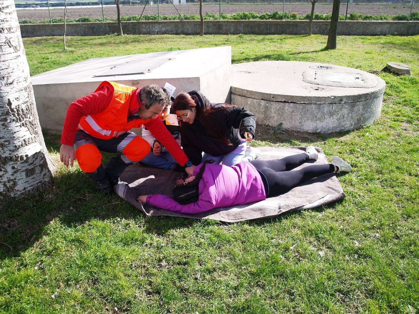 Alumnos del IES Julián Marías desarrollan un simulacro de evacuación por la explosión y derrumbe de un hospital