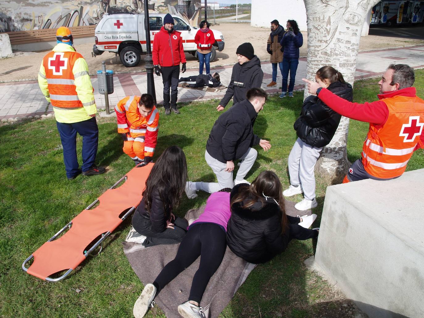Alumnos del IES Julián Marías desarrollan un simulacro de evacuación por la explosión y derrumbe de un hospital