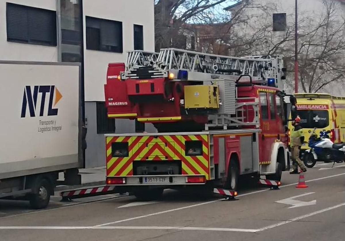 Los bomberos, durante la actuación que permitió acceder al interior de la vivienda.