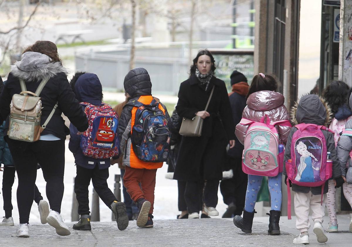 Un grupo de niños pequeños se dirige a clase en Segovia.