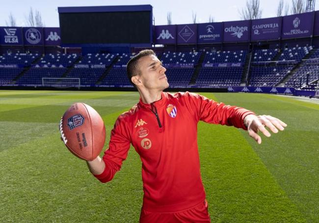 Masip ensaya un lanzamiento en el césped de Zorrilla.