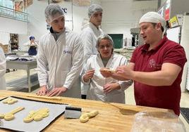 Ángel Velado prepara unas masas con forma de bastón de peregrino.