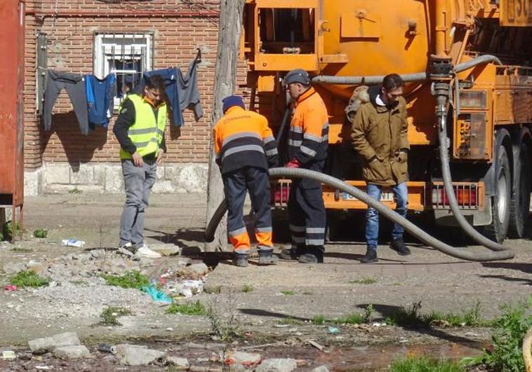 Labores de desatranque en la plaza del Esla.