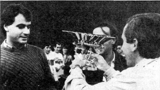 Imagen antes - Carlos Sainz, recibiendo el trofeo en la Plaza Mayor de Valladolid por el rally de San Mateo, y en su último rally Dakar.