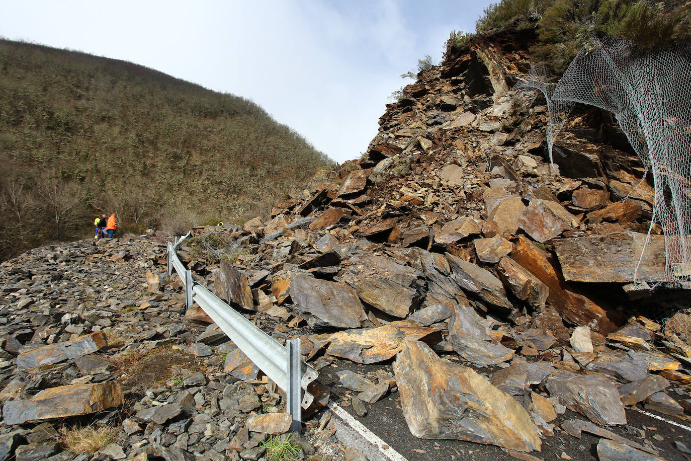 Derrumbe en la carretera de acceso a la localidad de Fornela (León)