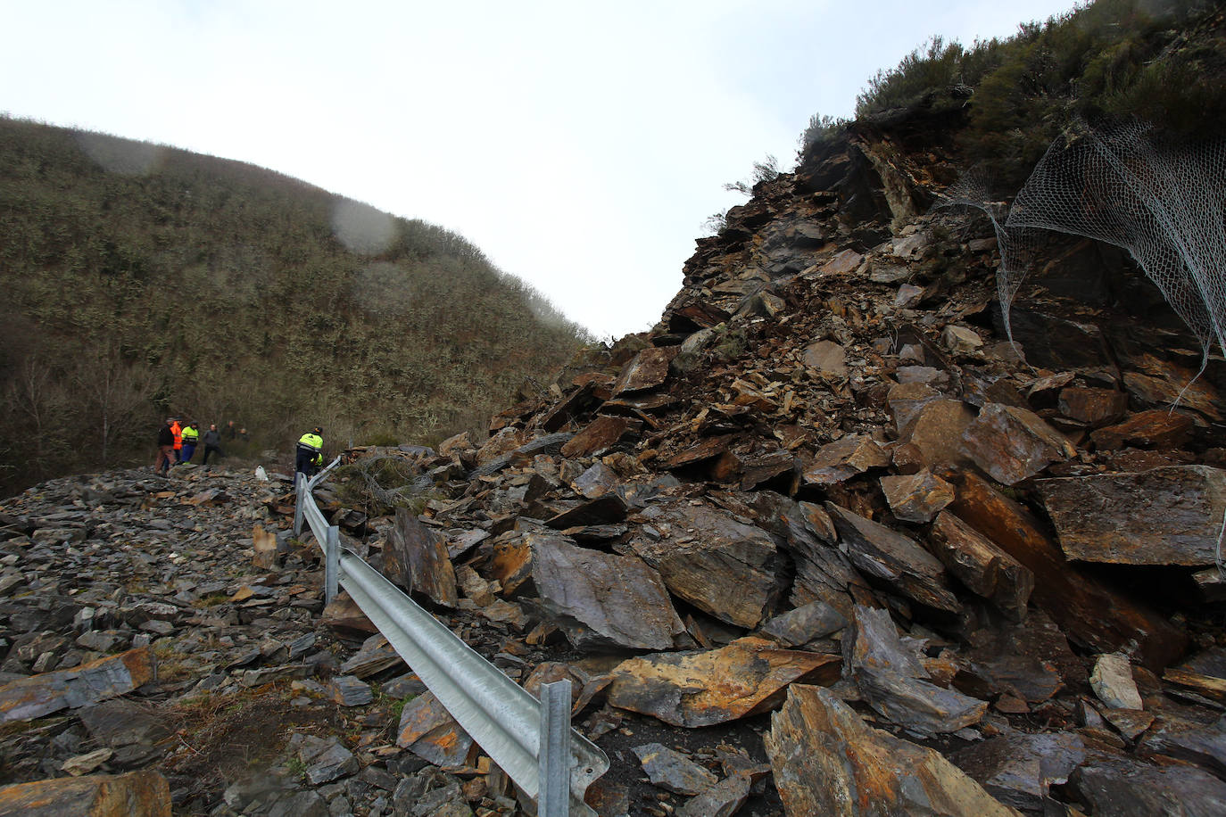 Derrumbe en la carretera de acceso a la localidad de Fornela (León)