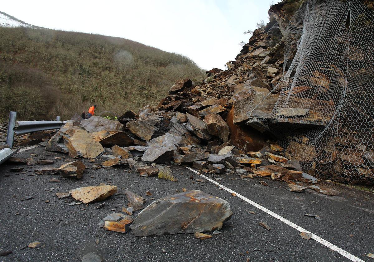 Imagen del derrumbe de rocas y tierra en la carretera que une Fabero y Peranzanes.