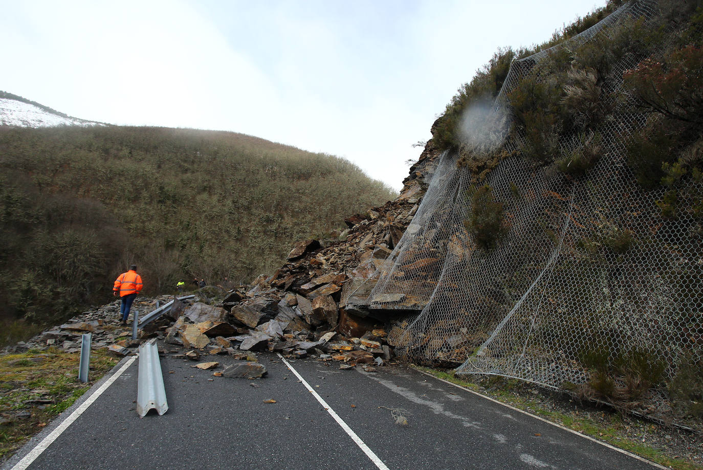 Derrumbe en la carretera de acceso a la localidad de Fornela (León)