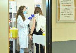 Una enfermera vacuna con la antigripal en el centro de salud Arturo Eyries de Valladolid.