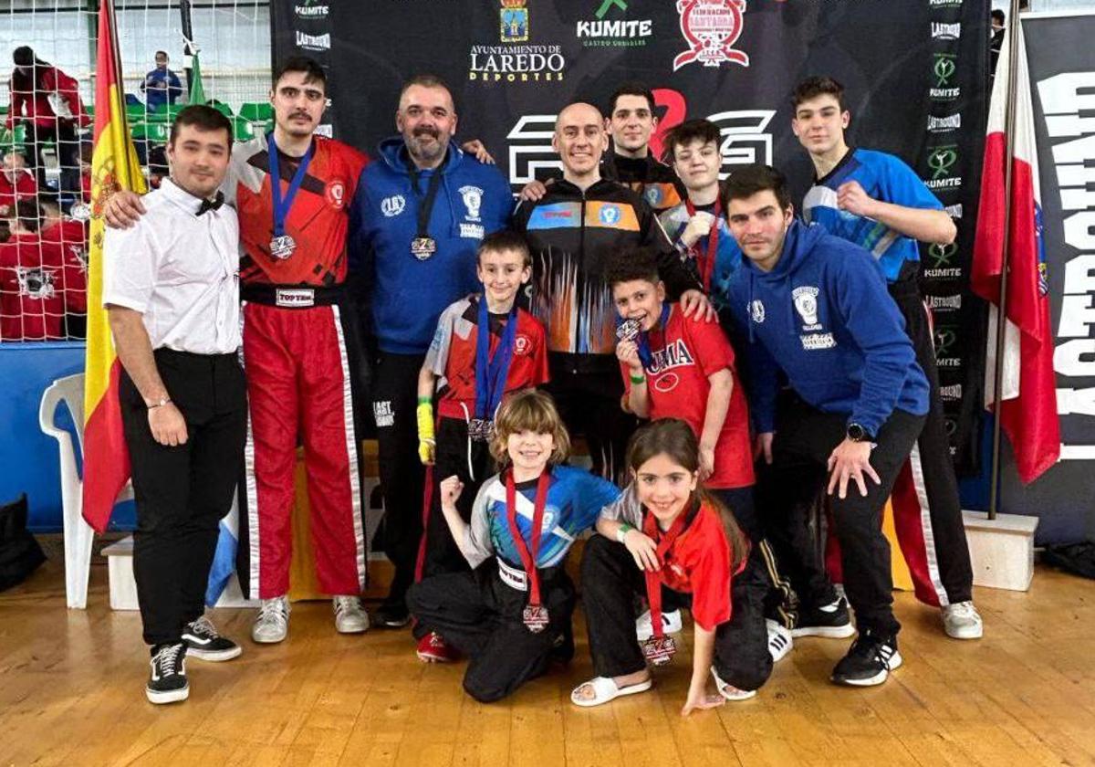 Los atletas de kickboxing tras el torneo.