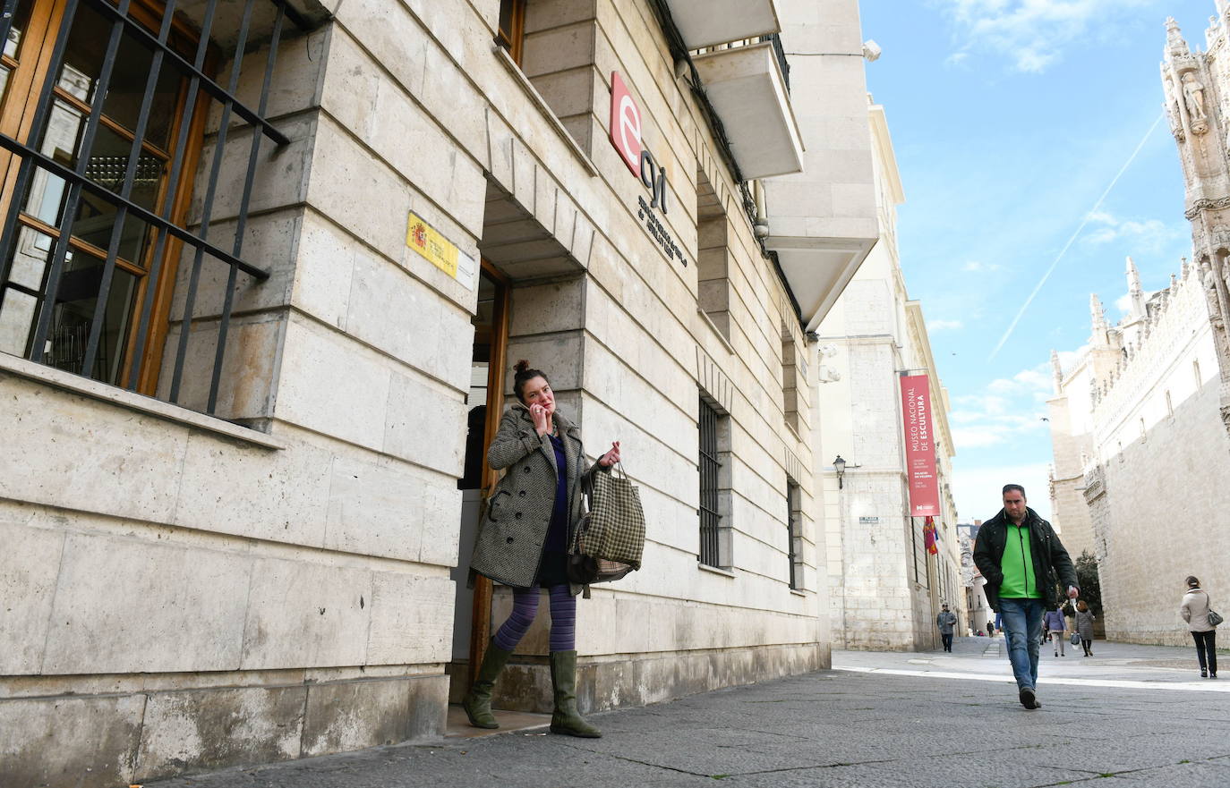 Una mujer sale de una oficina de empleo, en una imagen de archivo.