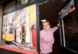 Hortensia dos Santos, 'Romy', en la puerta de su nuevo establecimiento.