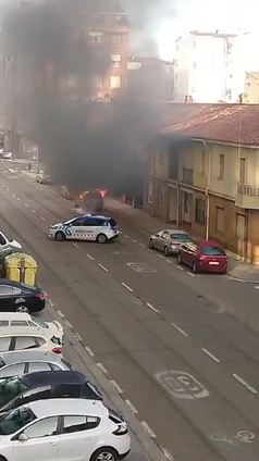 Un coche arde en Palencia mientras estaba estacionado