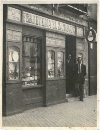 Imagen secundaria 2 - Arriba, Jesús y Laura Prieto, a la puerta de la ferretería Santiago Rodríguez. Abajo, Santiago Rodríguez en el interior y el exterior de su comercio.