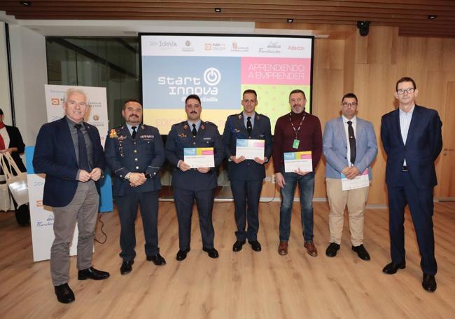 Los ganadores junto a Luis Domingo González (Consejería Educación) y Goyo Ezama (ElNorte).