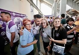 Pezzolano se fotografía junto a tres aficionadas.