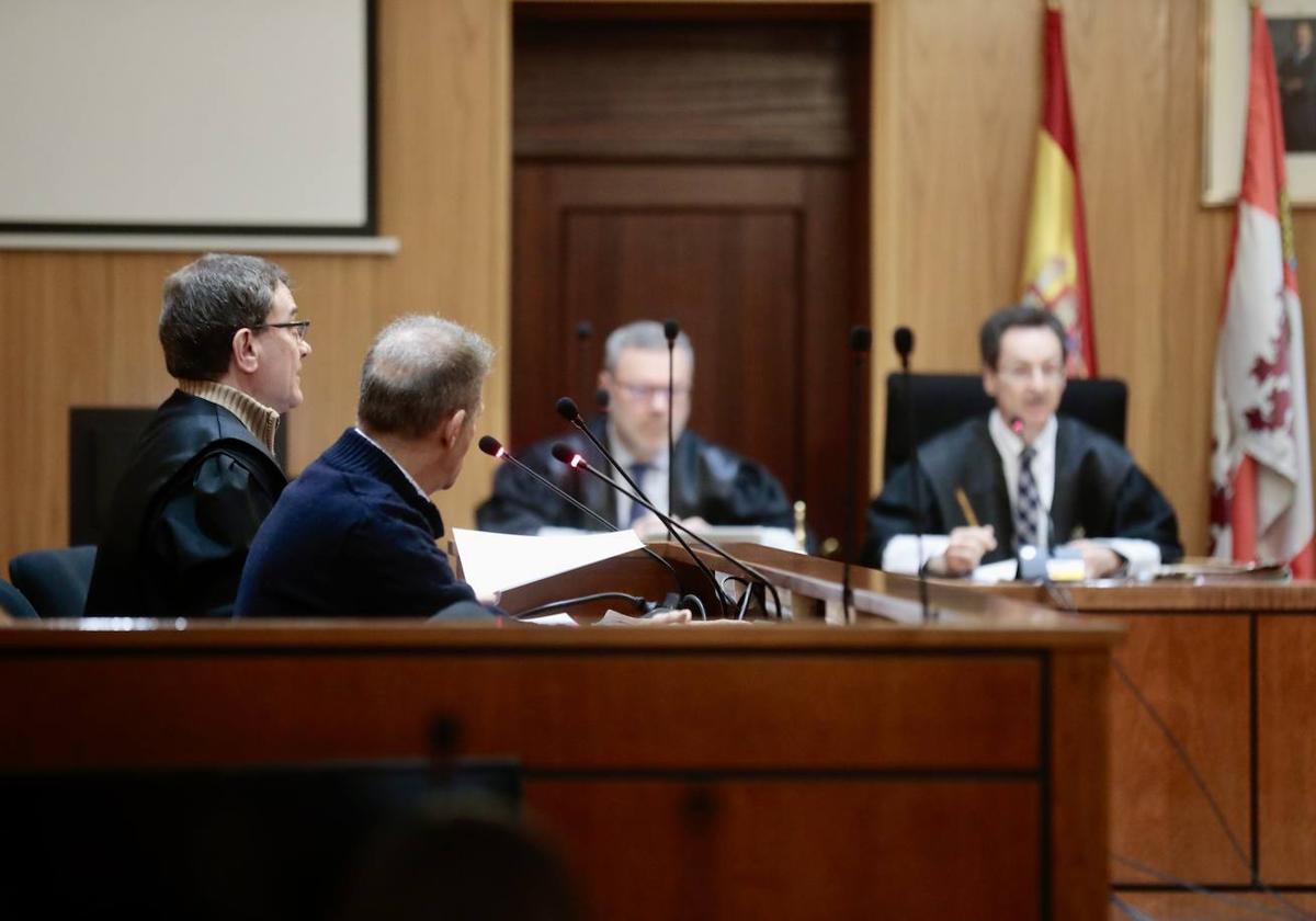 El agente de la Policía Nacional, de espaldas, durante el juicio en la Audiencia de Valladolid.