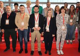 Luis Tudanca, junto a Javier Cendón, en el centro de la imagen en la foto de familia del PSOE de León en la convención política de La Coruña. A la derecha de la imagen, en primera fila, Andrea Fernández. Detrás, Nuria Rubio.