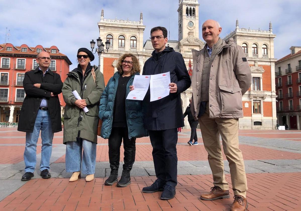 Luis Vélez, Rafi Romero, Charo Chávez, Pedro Herrero y Alberto Palomino, con la solicitud de Pleno extraordinario registrada hoy.