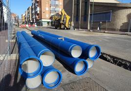 Tubos apilados para renovar el conducto de agua potable en la calle Villabáñez, junto al túnel de Vadillos, del lado de Pajarillos.